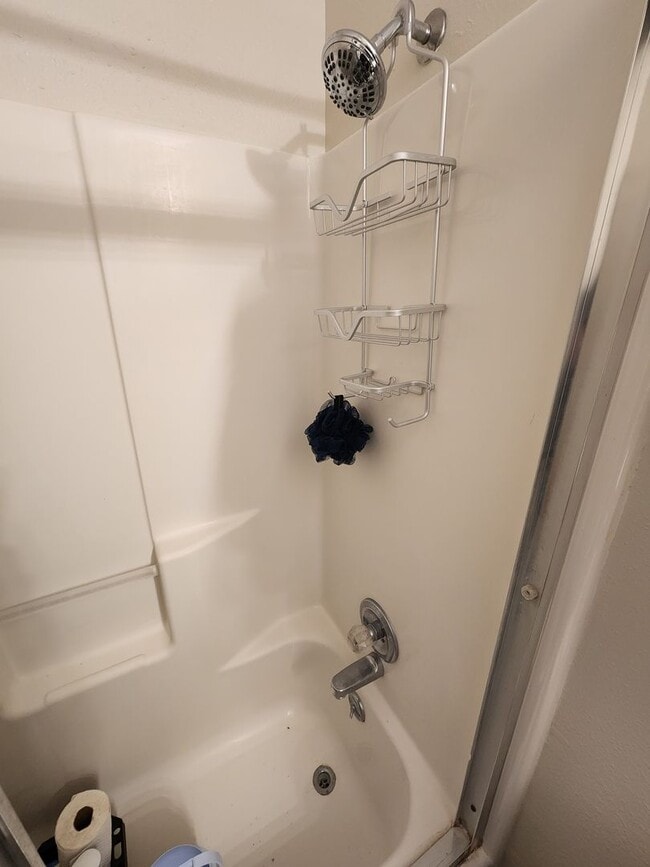 Building Photo - Immaculate 3 bedroom 2 bath split level ho...