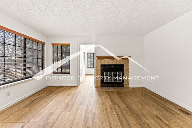 Building Photo - Gorgeous Condo with Washer/Dryer and Central AC