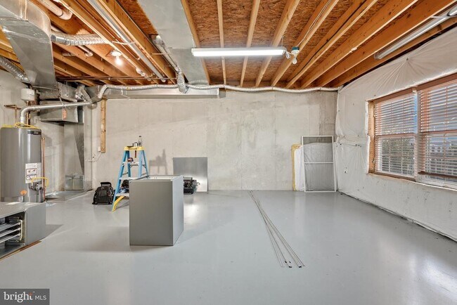 Building Photo - 2068 Stoneleigh Dr