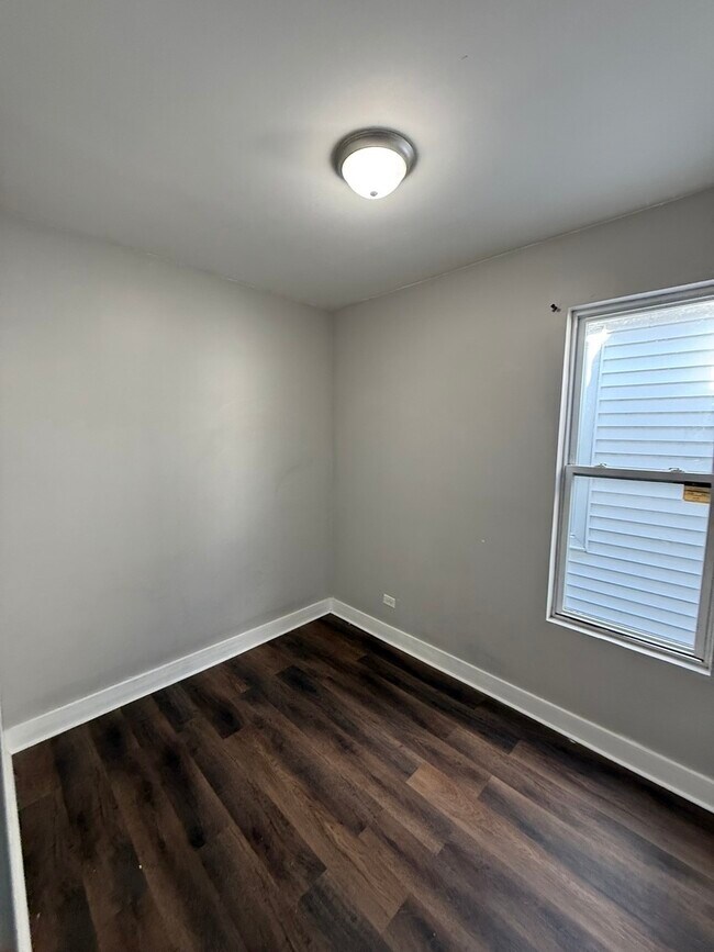 Building Photo - 6833 S Calumet Ave