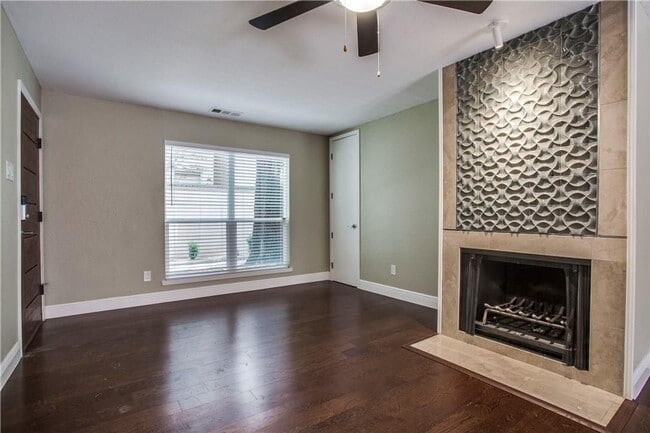 Building Photo - Adorable Condo in Oak Lawn!