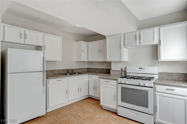 Building Photo - 5813 W Balzar Ave