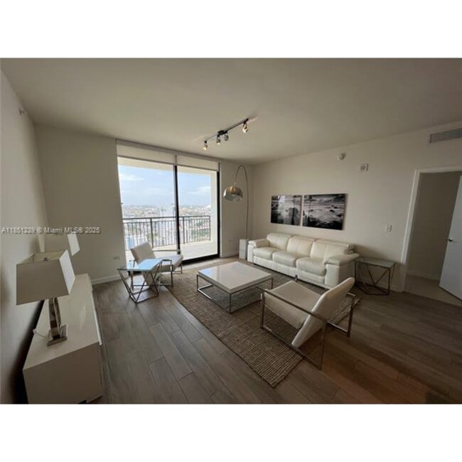 Building Photo - 999 SW 1st Ave