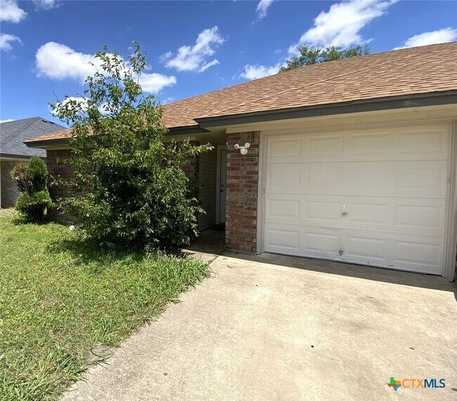 Building Photo - 3210 Toledo Dr