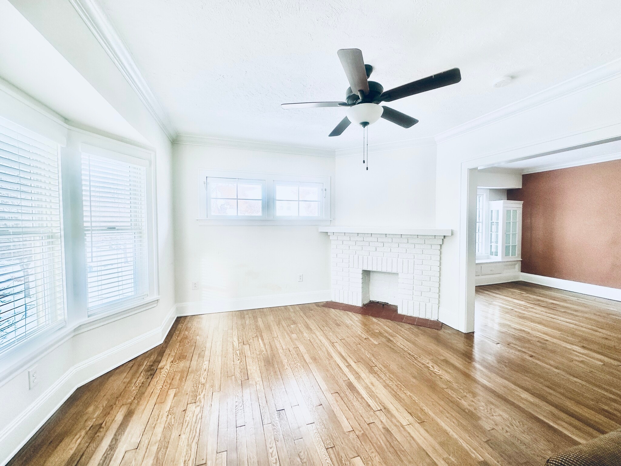 Building Photo - 1303 W 102nd St