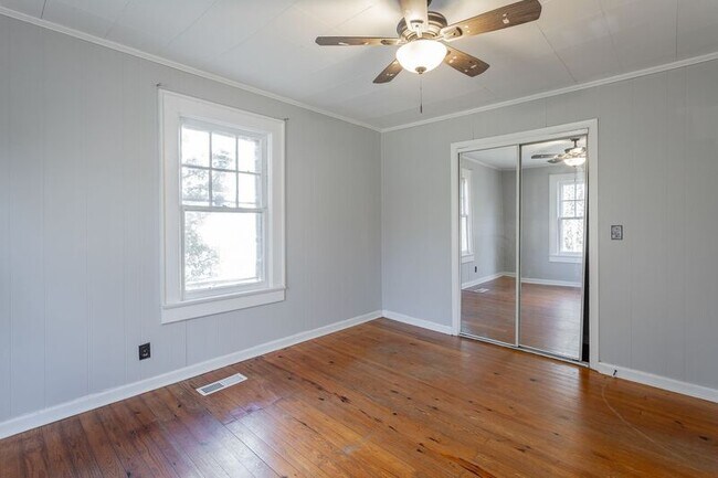 Building Photo - 209 S Moss Ave