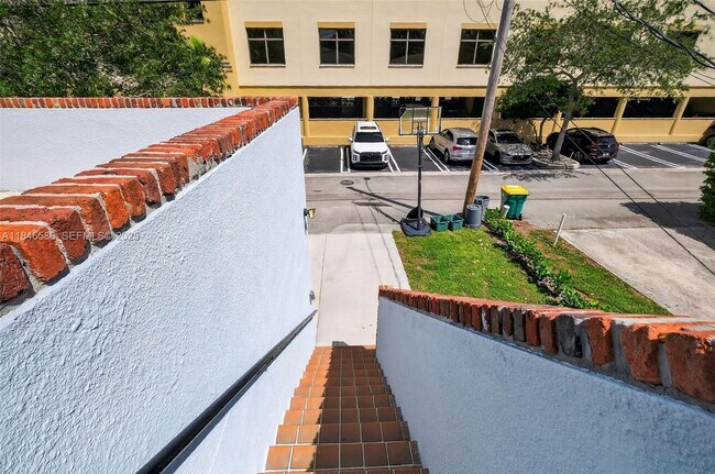 Building Photo - 539 Menendez Ave