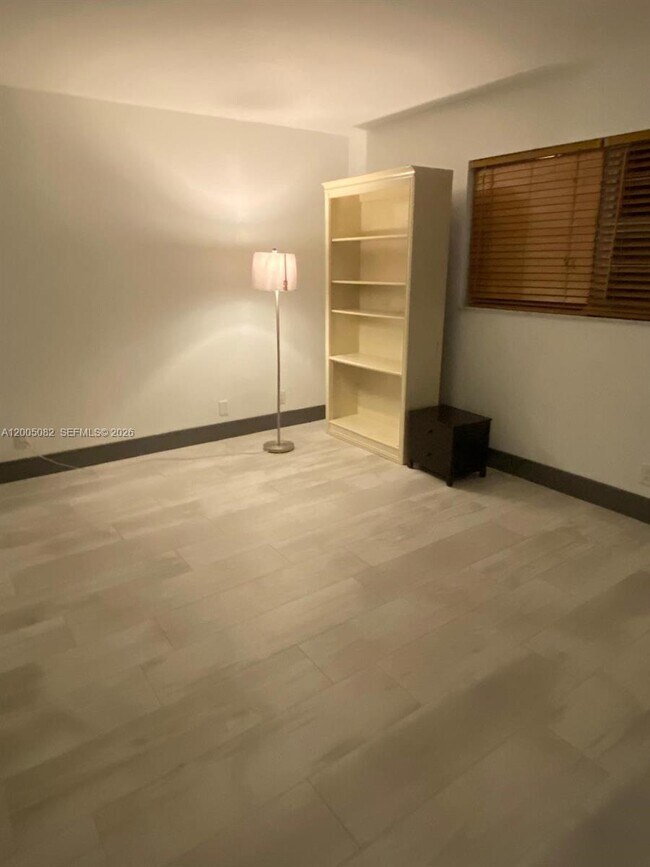 Building Photo - 660 Tennis Club Dr