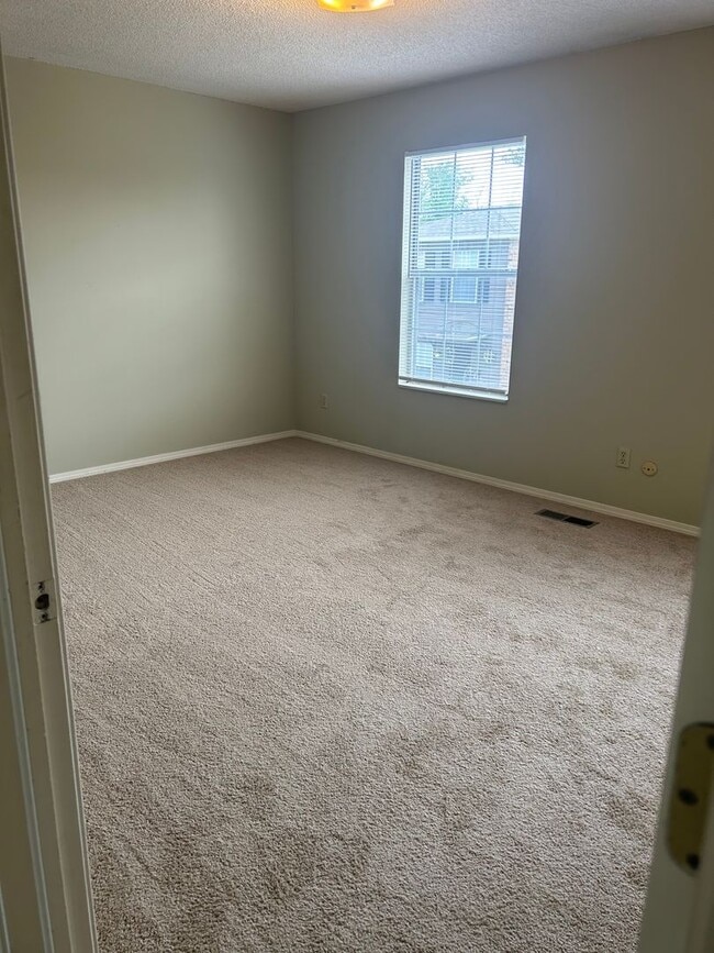 Building Photo - 1009 SE J St