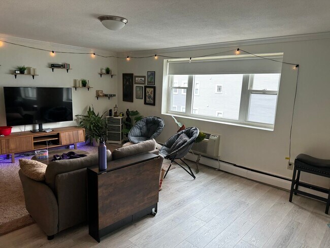 Building Photo - Charming 2 Bedroom-No Broker Fee