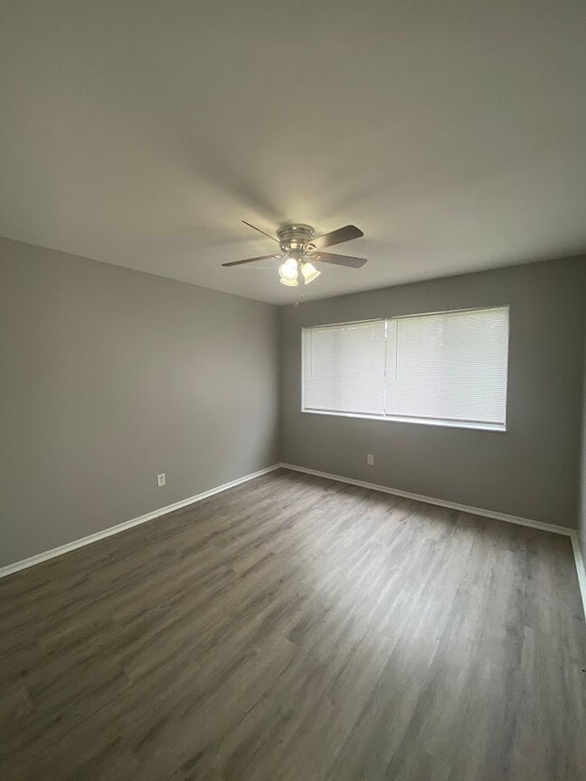 Building Photo - Freshly updated 2-bedroom apartment in Flo...