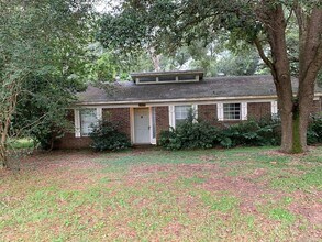 Building Photo - Located on a Cul-De-Sac in Semmes