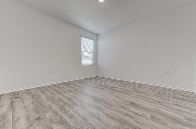 Building Photo - 2704 Shimsham Dr