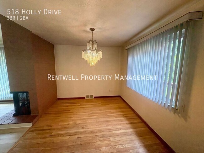 Building Photo - 518 Holly Dr