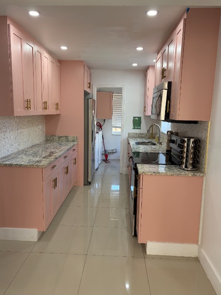 Building Photo - 305 NE 27th St