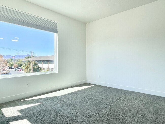 Building Photo - Gorgeous Townhome in South Jordan!