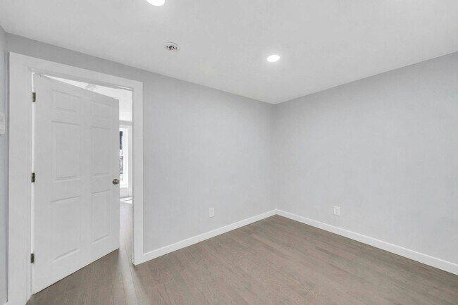 Building Photo - 826 Grand St