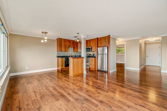 Building Photo - 1 Bedroom 1 Bathroom Eastlake Condo W/ Stunning Views