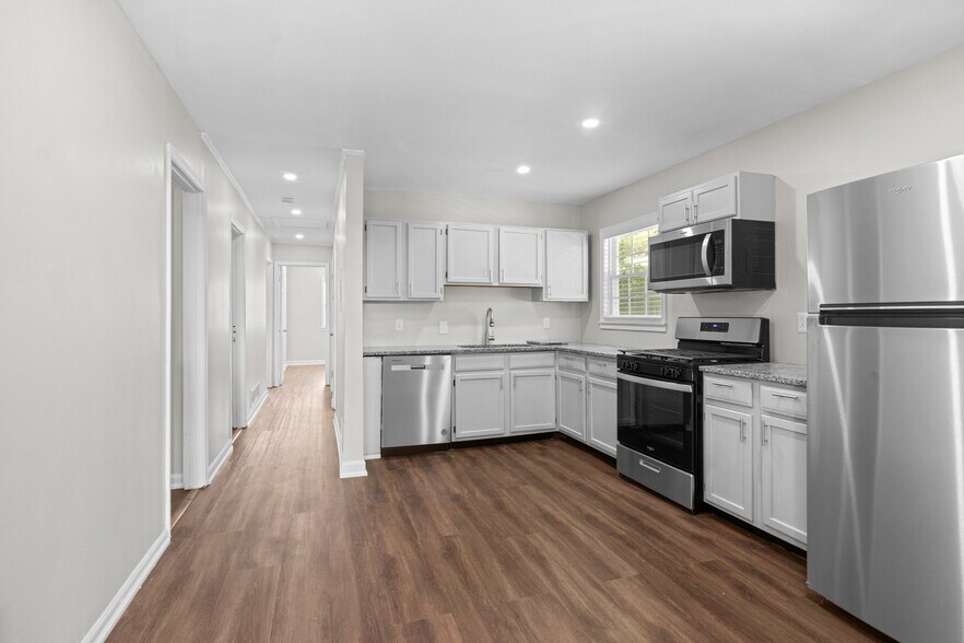 Eat-in Kitchen - 1380 Plaza Ave SW