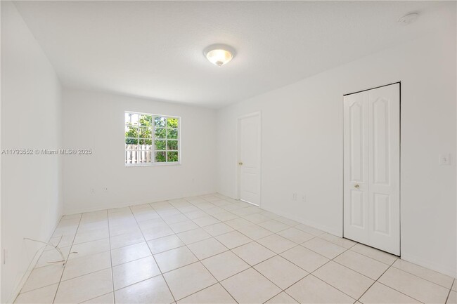 Building Photo - 3027 SW 24th St