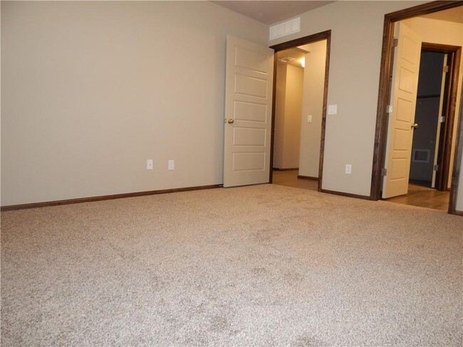 Building Photo - 949 Chase Ln