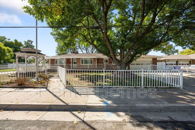 Building Photo - 630 4th St