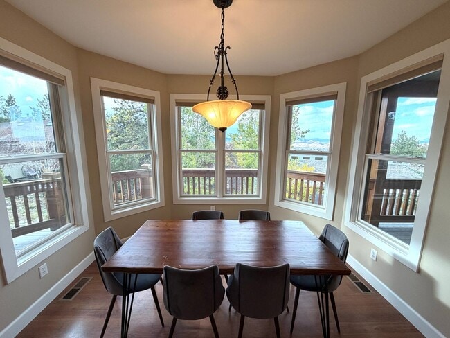 Building Photo - Absolutely Stunning, 6-Bed 3.5 Bath Execut...