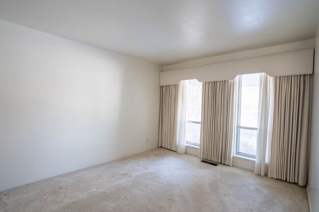 Building Photo - 3 Bed | 2 Bath in Central Tulsa!