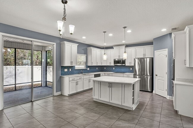 Building Photo - Beautiful 5/4 Home with Over 4k sqft, Fenced in Yard & 3 Car Garage! Pet friendly!