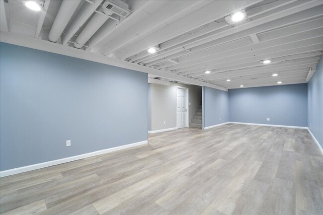 Building Photo - 113 Roland Ave