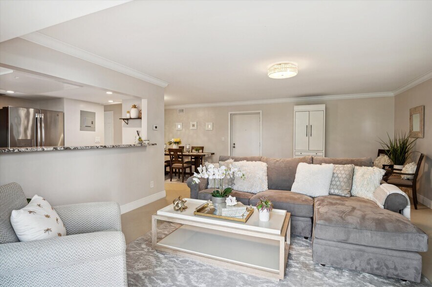 Living room - 2841 N Ocean Blvd