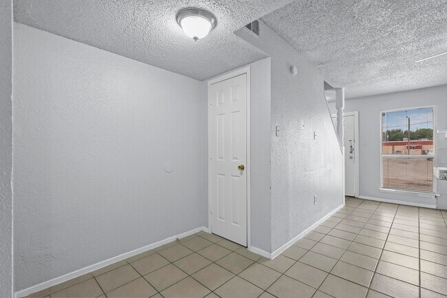 Building Photo - 302 N Race St