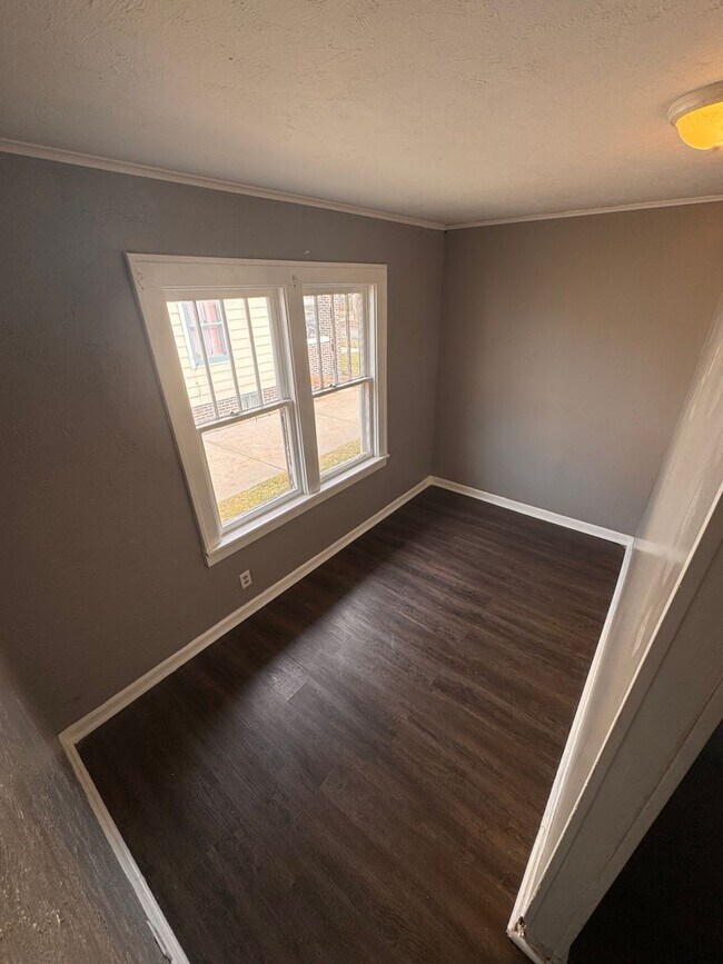 Building Photo - 2 Bedroom with Garage PENDING