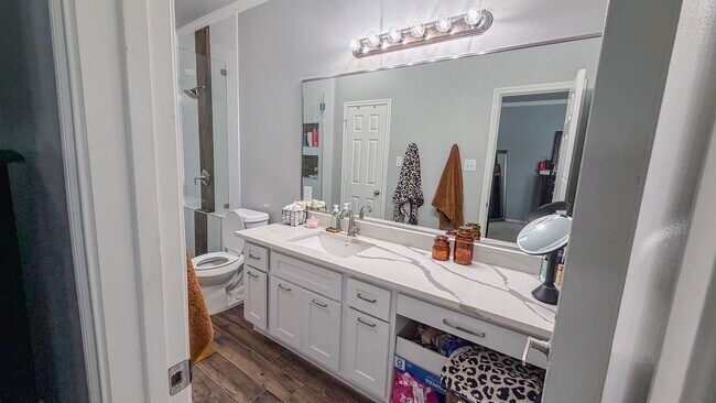 Building Photo - 1909 Kemah Village Dr