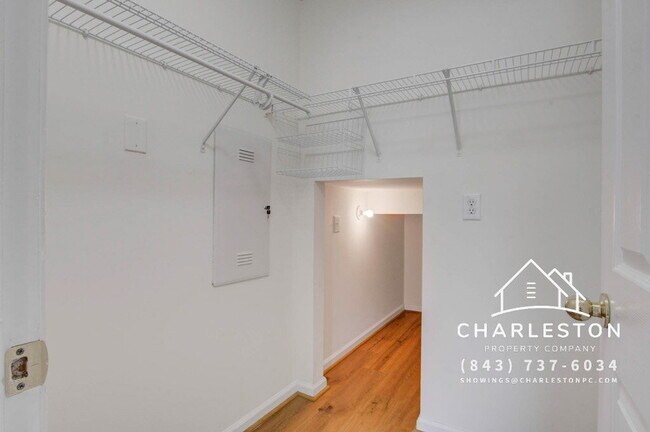 Building Photo - 2425 Scholar Ln