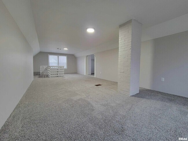 Building Photo - 2807 N Dechman Ave