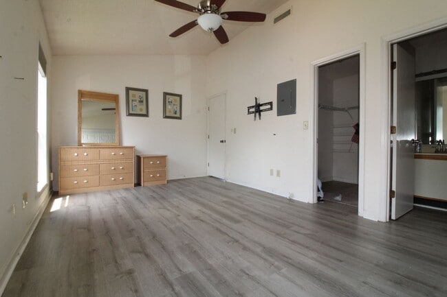 Building Photo - 1BR/1BA Top Floor Condo – Island Green (Tr...