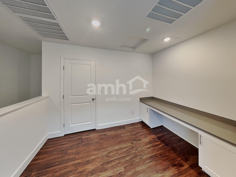 Building Photo - 642 N Water St