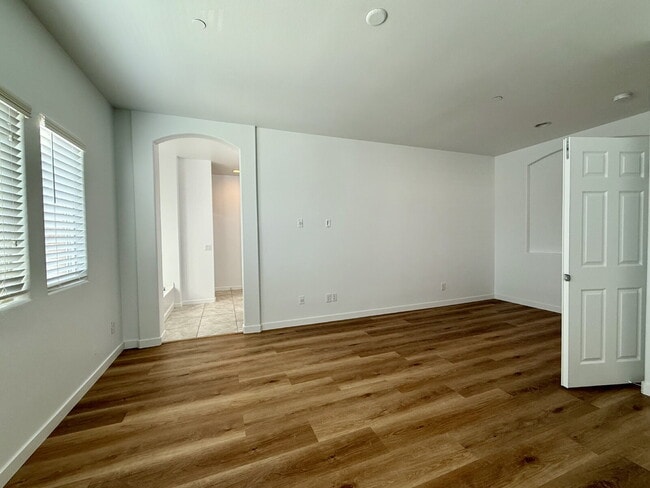 Building Photo - 4 BED, 2.5 BATH, 2 CAR-GARAGE, TWO-STORY, SINGLE FAMILY HOME FOR