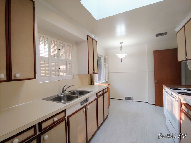 Building Photo - Wonderful 2 Bedroom Home with Oversized Of...