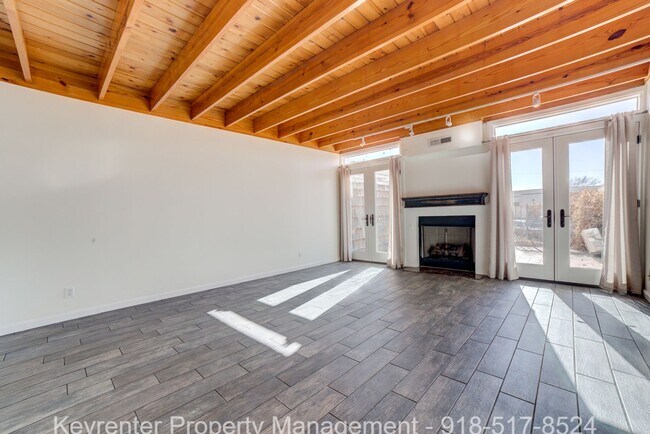 Building Photo - 2 Bed 2.5 Bath Right off Cherry Street!!