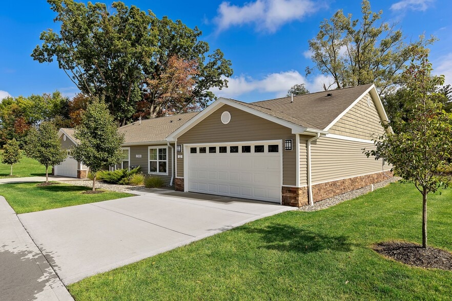 Building Photo - Redwood DeWitt