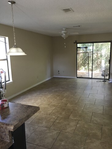 Open dining and living space - 1681 US-98