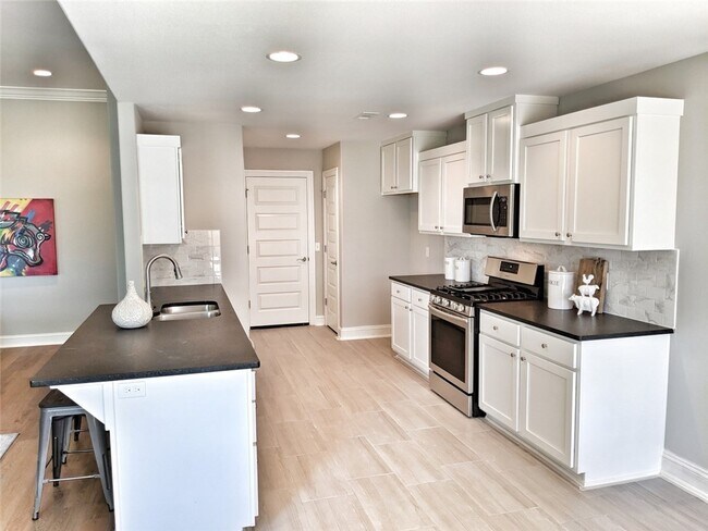 Building Photo - 3809 SW Mistletoe Ave
