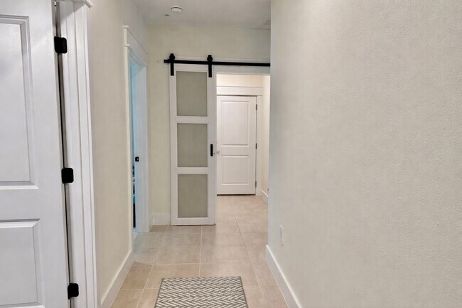 Building Photo - Stunning 4/3 with NO REAR NEIGHBORS!