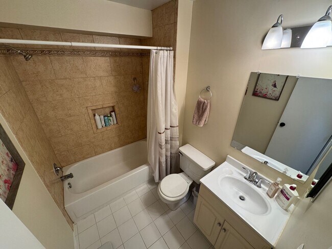 Building Photo - Bright And Spacious 2 Bed 2 Bath Condo In Ramblewood At Daventry