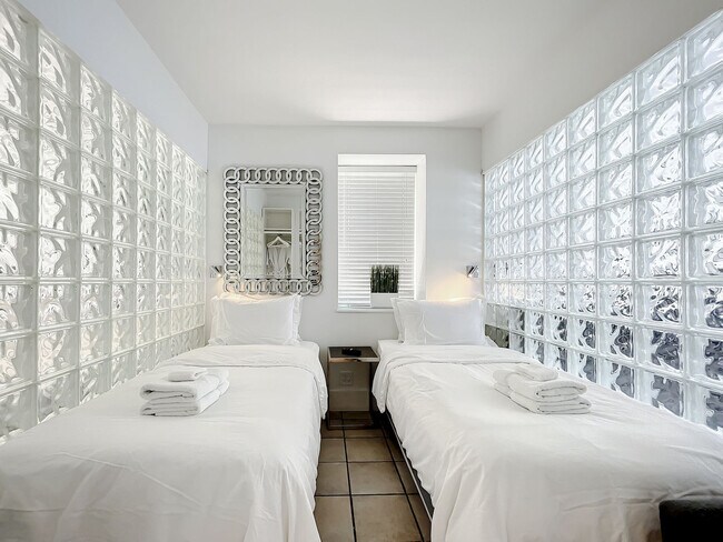 Building Photo - 825 Jimmy Buffett Mem Hwy