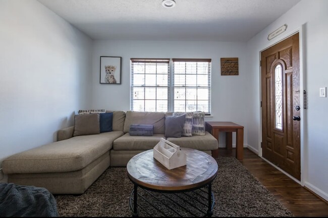 Living room - 9305 Emnora Ln