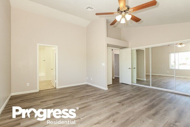 Building Photo - 4546 E Villa Theresa Dr