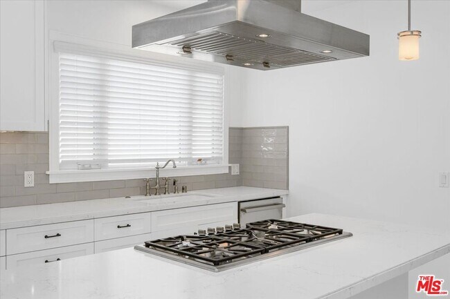 Building Photo - 645 N Sierra Bonita Ave